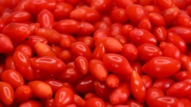 Taze toplanmış goji üzümleri bir sehpanın üzerinde.
