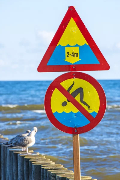 Leiste in der Ostsee mit Gefahrenschild — Stockfoto