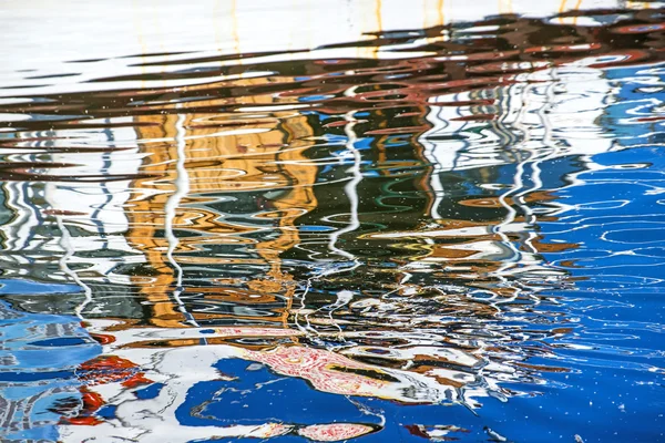 Reflejo de un barco en un puerto — Foto de Stock