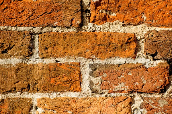 Historische Mauer aus roten Ziegeln — Stockfoto