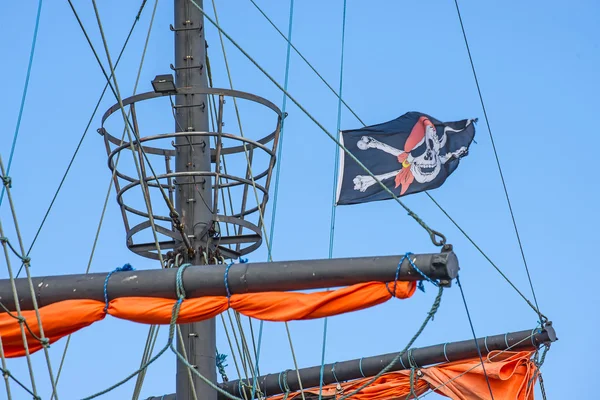 Bandera pirata en un barco histórico — Foto de Stock