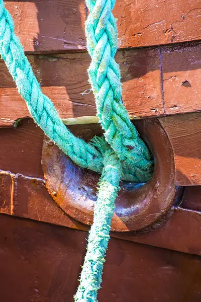 Мотузка з навісним кораблем — стокове фото