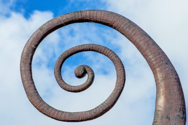 Ejder kuyruklu kukla bir tekne