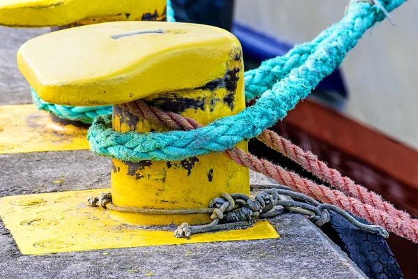 Rope with anchored ship — Stock Photo, Image