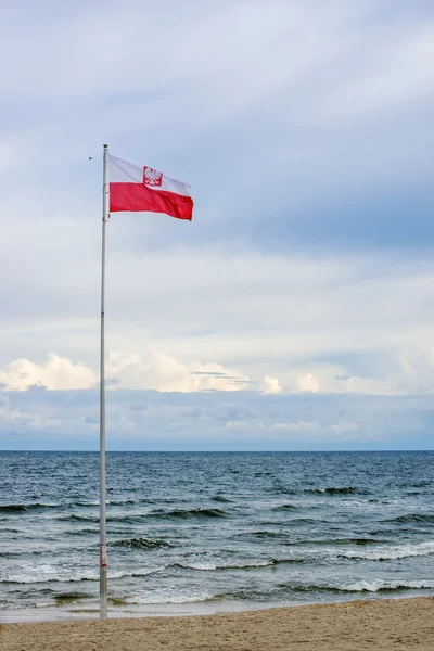 Flagga Polen vid Östersjön — Stockfoto