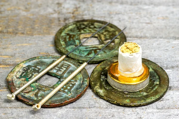 Acupuncture needles on antique chinese coin — Stock Photo, Image