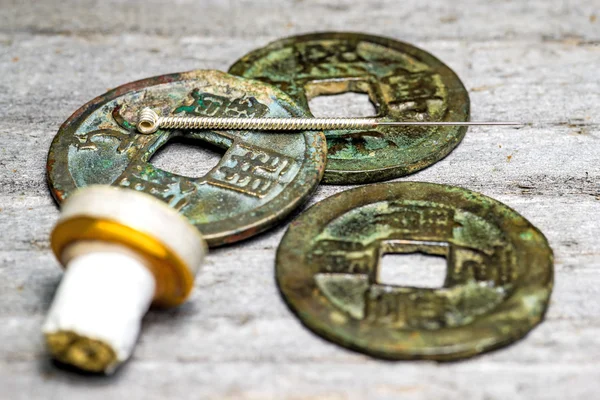 Agulha de acupuntura em moedas chinesas — Fotografia de Stock