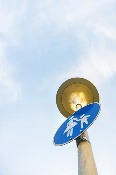 Señal de tráfico en farol de calle — Foto de Stock