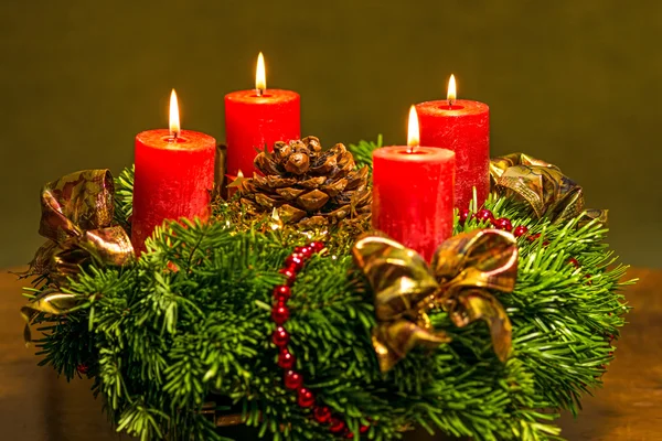 Corona de Adviento con velas encendidas — Foto de Stock