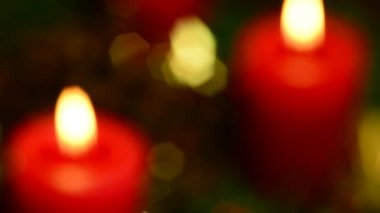 Yakıcı mumları olan bir çelenk.