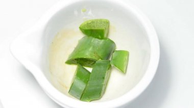 Bir harç aloe vera suyu sıkma