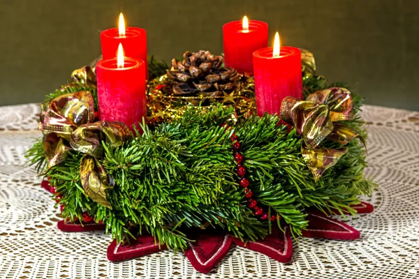 Corona de Adviento con velas encendidas —  Fotos de Stock