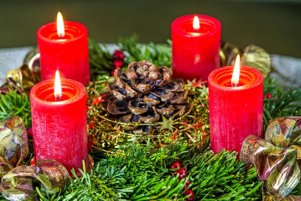 Corona de Adviento con velas encendidas — Foto de Stock