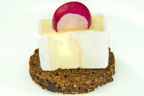 Pumpernickel with camembert — Stock Photo, Image