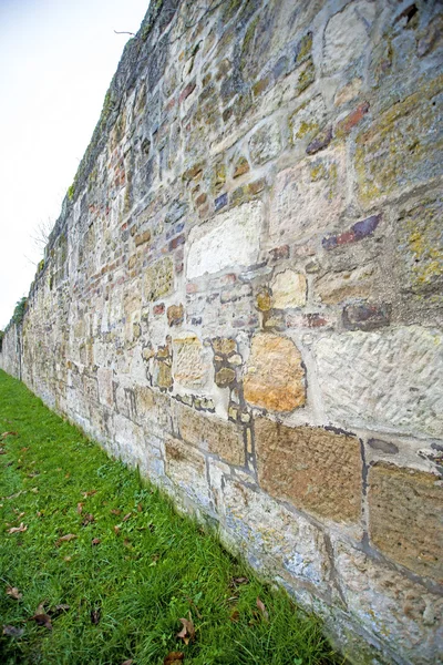 Gammel klostervegg fra middelalderen – stockfoto