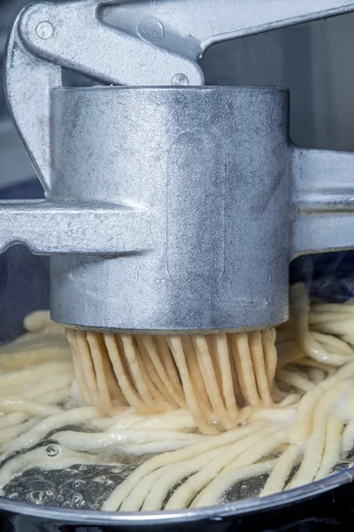 Švábské nudle stroj pro spaetzle — Stock fotografie