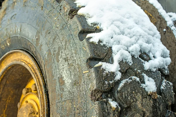 Ciężarówka opon ze śniegu — Zdjęcie stockowe