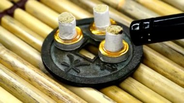 Çin Tıbbı, moxibustion koniler yanan