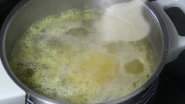 Sopa de macarrão de frango instantâneo — Vídeo de Stock