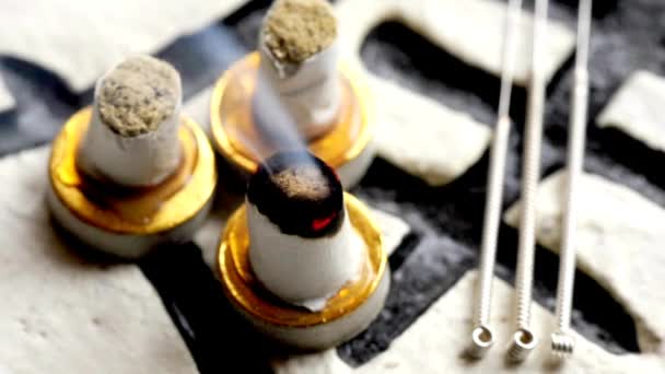 Moxibustion kottar, traditionell kinesisk medicin — Stockvideo