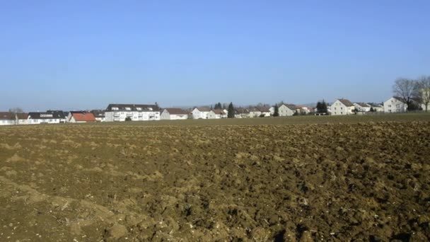 Campo fechado entre uma área de habitação — Vídeo de Stock