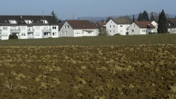 Campo fechado entre uma área de habitação — Vídeo de Stock