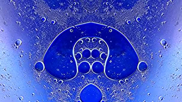 Des gouttes bleues flottent 