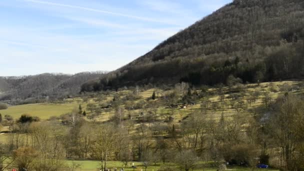 Švábská Alba, oblasti ochrany přírody Unesco nedaleko Ueberkingen, lázeňské město — Stock video