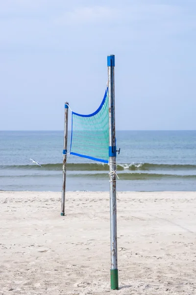 Campo de vôlei de praia em uma praia — Fotografia de Stock