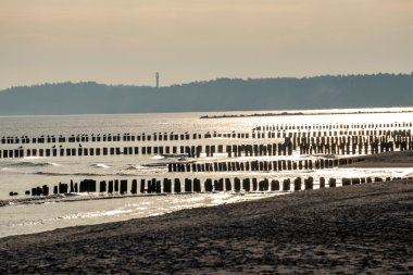 Baltık Denizi Polonya, plaj Ustka gündoğumu sırasında