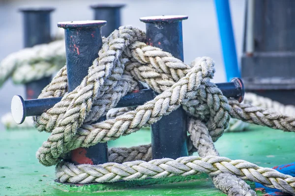 Klang met mooring lijn van een trawler — Stockfoto