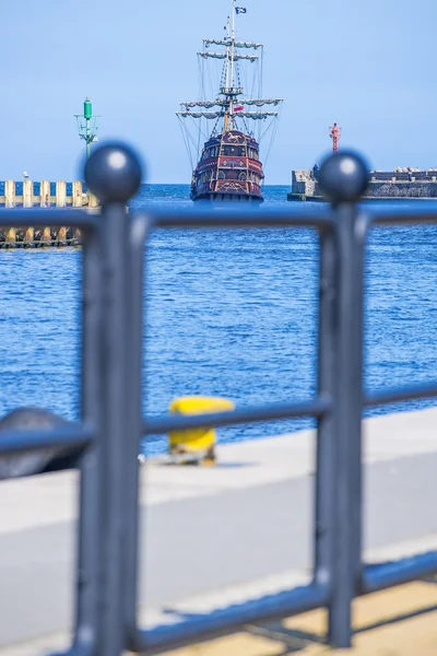 Corsair schip verlaten van de zeehaven van Ustka, Polen — Stockfoto