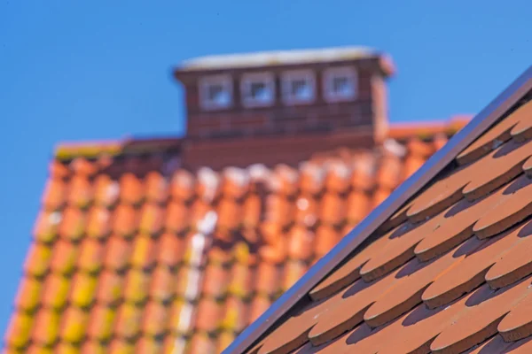 Rojo, tejados nuevos azulejos de un techo —  Fotos de Stock