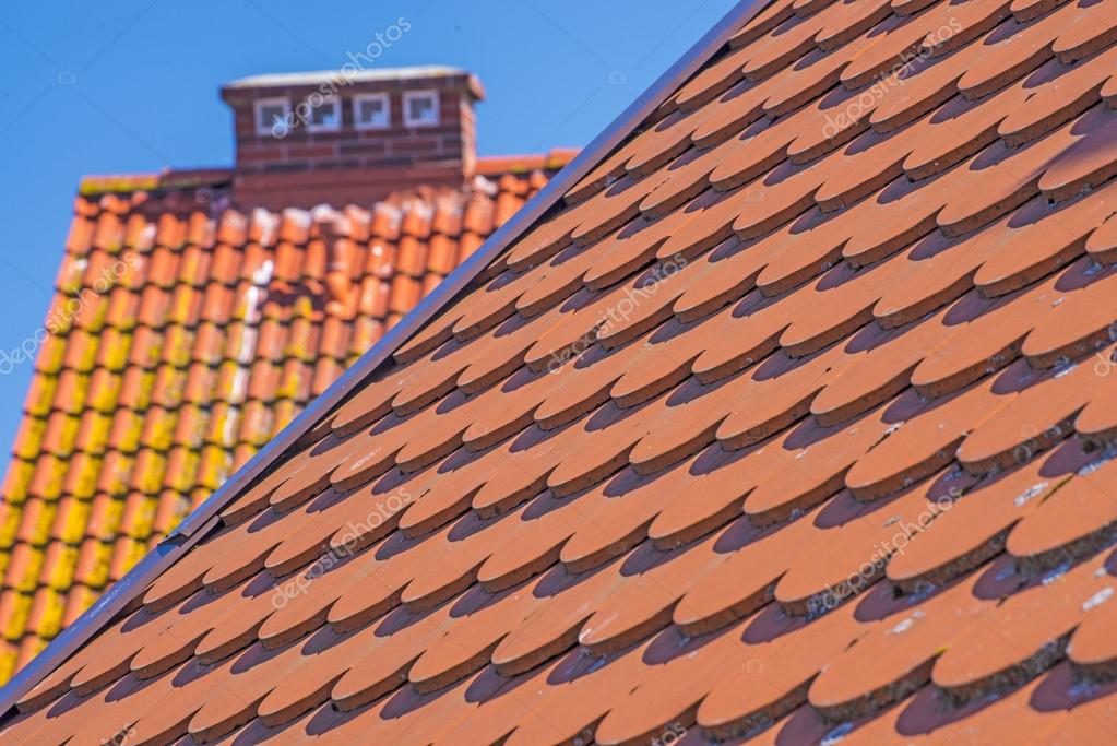 Rojo, nuevo cubiertas de tejas de un techo — Foto de stock