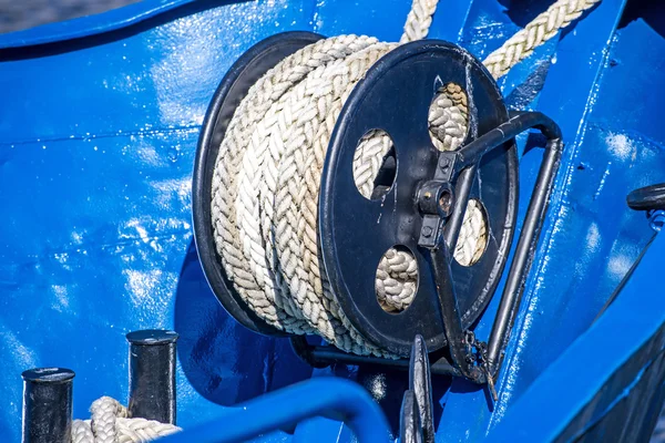 Mooring line of a trawler — Stock Photo, Image