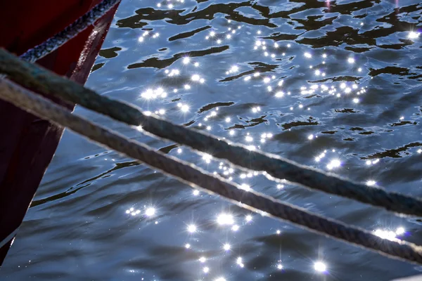 Linea di ormeggio di un peschereccio da traino retroilluminato con riflessi d'acqua — Foto Stock