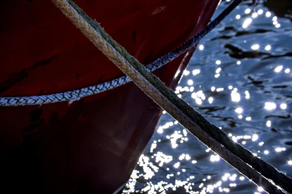 Ligne d'amarrage d'un chalutier en contre-jour avec reflets d'eau — Photo