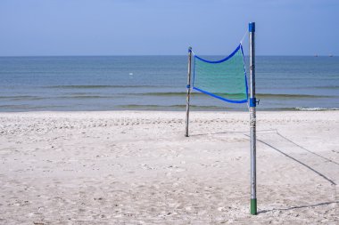 Bir plaj, plaj voleybolu alanı