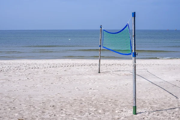 Campo de voleibol playa en una playa —  Fotos de Stock