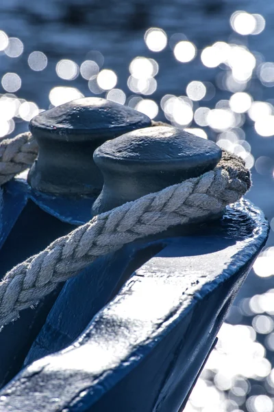 Fartyget båge med vatten reflexioner — Stockfoto