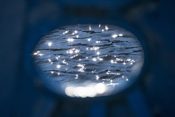 Limpiador de barcos en iluminación trasera con reflejos de agua — Foto de Stock