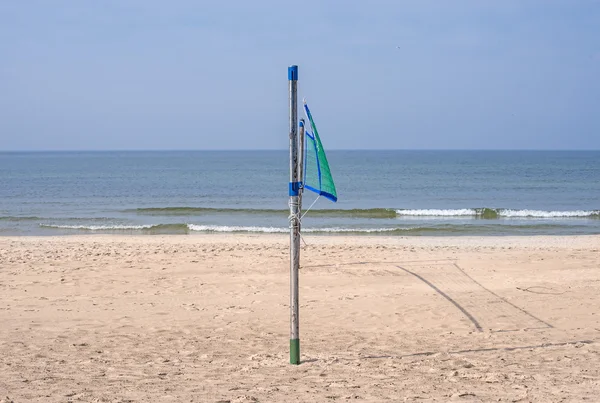 Campo de vôlei de praia em uma praia — Fotografia de Stock