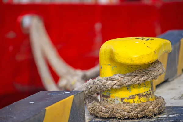 Poller mit Festmacherleine eines Trawlers — Stockfoto