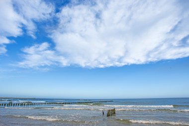 eski ahşap wavebreakers ile Baltık Denizi'nin Beach