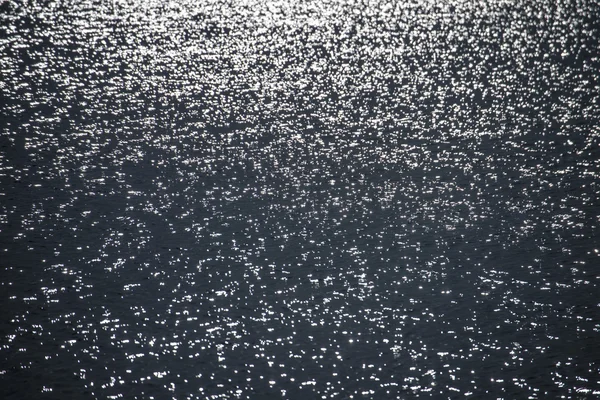 Reflexión del agua durante el amanecer sobre el mar — Foto de Stock