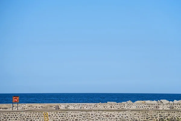 Rompeolas con spindrift — Foto de Stock