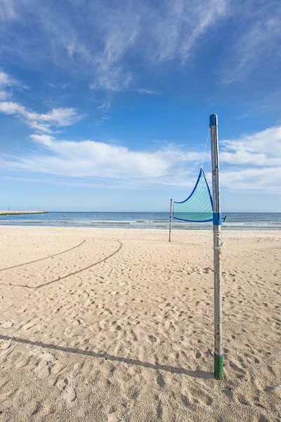 Vôlei de praia, campo no Mar Báltico — Fotografia de Stock