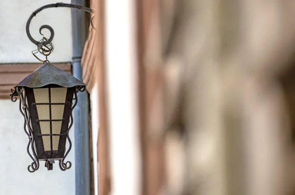 Vecchia lanterna di strada in una casa storica — Foto Stock