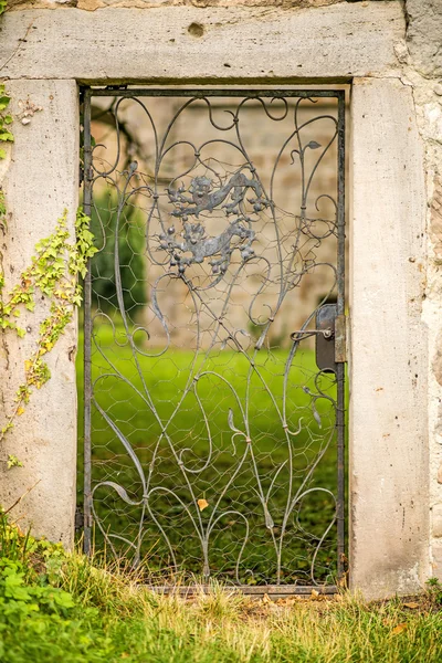 Vecchia porta di un castello — Foto Stock