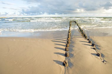Baltık Denizi groynes ve sörf ile